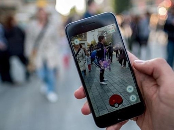 Родители так увлеклись игрой Pokemon Go, что забыли 2-летнего ребенка босиком на улице фото