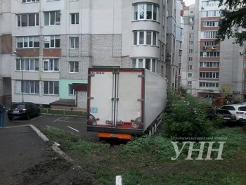 В Хмельницком грузовик покатился прямо во дворы жилых домов фото