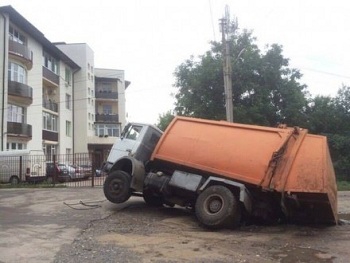 В Харькове мусоровоз ушел под землю  фото