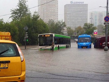 Потоп в Москве: рекордные ливни парализовали движение в столице (фото, видео) фото