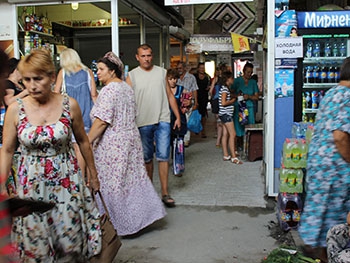 В молочном павильоне Центрального рынка кладут плитку фото