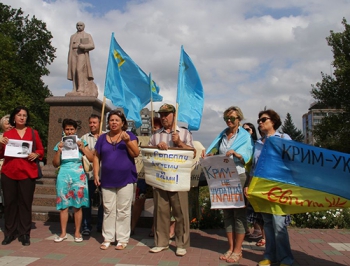 В Мелитополе прошла акция в поддержку крымских татар-политзаключенных (ФОТО, ВИДЕО) фото