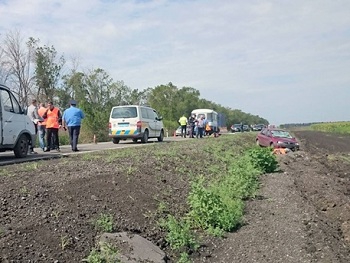 В Харьковской области иномарка насмерть сбила троих дорожных рабочих фото