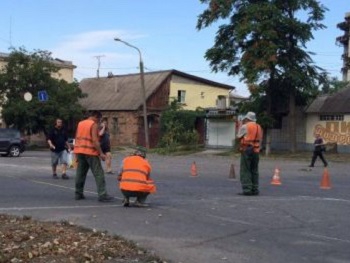 В Запорожье к приезду первой леди страны коммунальщики красят дороги фото