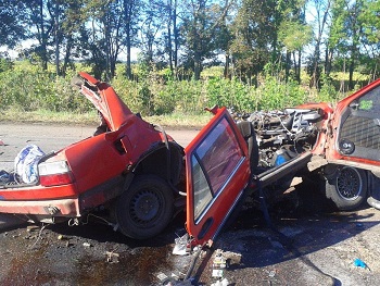 В Харьковской области Фиат врезался в автобус и развалился на части фото