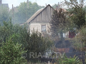 Горят гектары территории фото