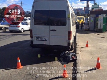 В Киеве пенсионерка погибла, попав под колеса маршрутки фото