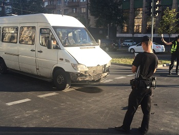 ДТП с маршруткой в центре Запорожья: движение затруднено фото