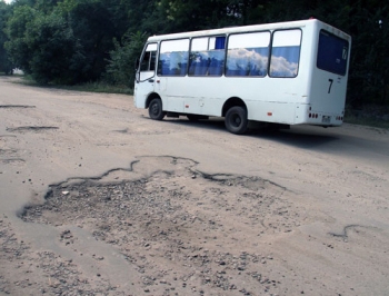 Маршрутчики жалуются на мегаямы на дорогах фото