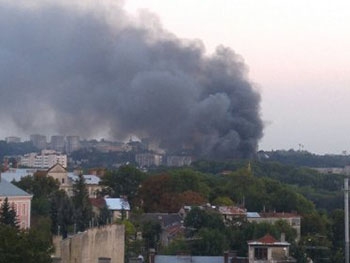 В военной части во Львове бушует масштабный пожар  фото