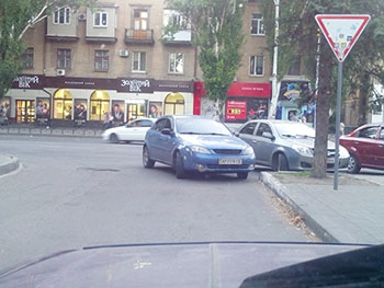 Очередной гений парковки в Мелитополе  фото