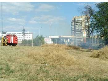 В Мелитополе огонь подбирался к автозаправке фото