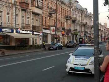 Журналистка сбила патрульного в Киеве фото