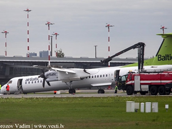 Самолету airBaltiс пришлось экстренно садиться без передней стойки шасси фото