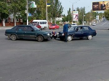 Перекресток на Украине манит мелитопольских автолюбителей, желающих столкнуться фото