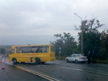 Школьный автобус попал под Запорожьем в тройное ДТП фото