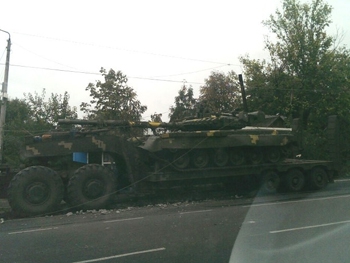 На Николаевщине тягач с танком влетел в остановку и электроопору  фото