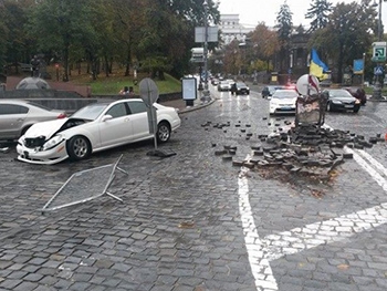 В Киеве Мерседес не разминулся с памятником герою Небесной сотни фото