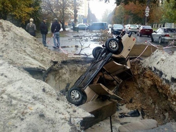 В Херсоне машина  упала в глубокую яму, вырытую коммунальщиками  фото