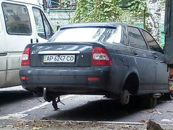 Ладу Приору оставили без колес во дворе многоэтажки фото