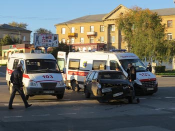 Скорая помощь, которая везла пациента в больницу, попала в ДТП фото