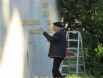 В Мелитополе на стену памяти героям вернули буквы, украденные вандалами фото