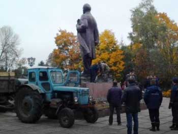 В Украине свалили последний памятник Ленину фото