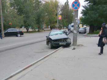 Авария возле Кировского рынка – водитель врезался в столб (добавлены фото) фото