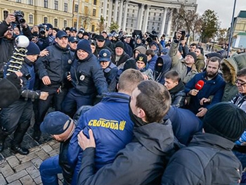 В Киеве подрались сторонники и противники марихуаны фото