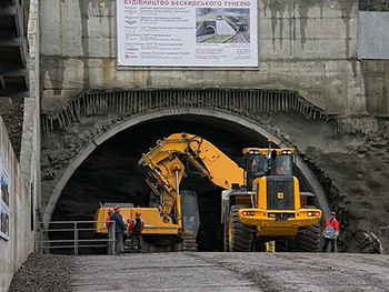 Тоннель в Европу построили железнодорожники фото