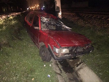 В Одесской области поезд буквально раздавил автомобиль  фото