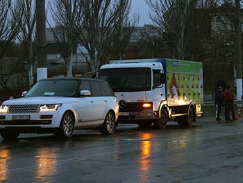 Авария на дамбе – грузовик въехал в Range Rover  фото