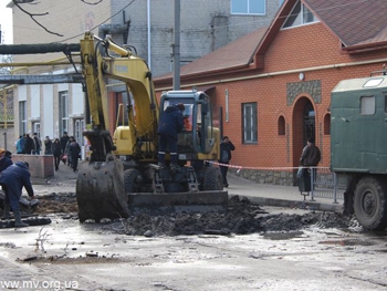 Коллектор на ул. А. Невского коммунальщики ремонтируют даже в дождь фото