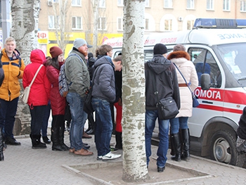 Проходить экспресс-тест на ВИЧ собралась молодежь фото