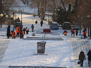 Работы по очистке города от снега еще продолжаются фото