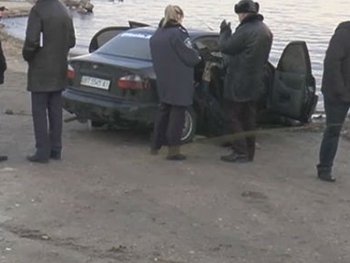 В Херсоне водолазы нашли машину с телами двух человек фото