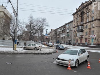 В центре Запорожья иномарка снесла светофор  фото