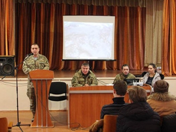 Мелитопольских выпускников призывали идти в военные фото