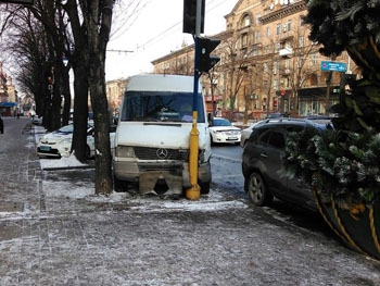 В Запорожье маршрутка врезалась в светофор  фото