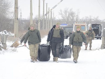 Боевики вернули тела погибших на Светлодарской дуге военных  фото