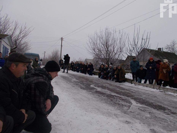 В Запорожской области на коленях проводили в последний путь погибшего бойца  фото