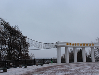 Площадь Победы украсила патриотическая иллюминация фото