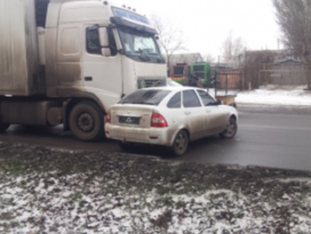 ДТП: грузовик протащил легковушку несколько десятков метров фото