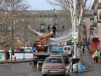 Площадь Победы украшают новой иллюминацией фото