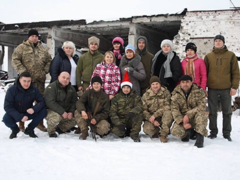 Мелитопольские волонтеры побаловали бойцов АТО селедкой под шубой фото