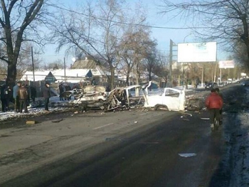 Взрыв в Донецке: автомобиль разорвало на части  фото