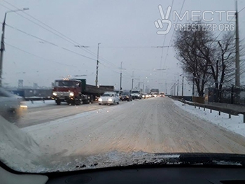 В Запорожье сильные заторы из-за снегопада фото