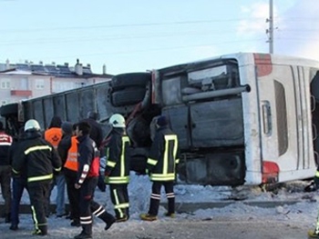 В Турции перевернулся автобус, погибли дети фото