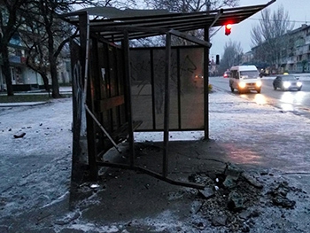 Остановку на Черном гастрономе изуродовали неосторожные водители фото