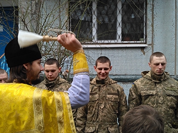 Военнослужащие авиагородка получили иконы в подарок фото